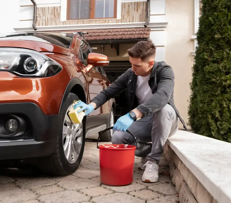 Lavage auto à domicile Meulan-en-Yvelines : professionnel intervenant sur un véhicule